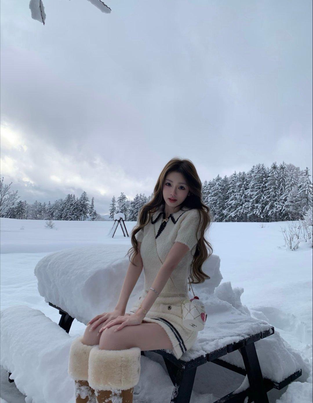 冬日雪景中的甜美少女，暖心冬日穿搭