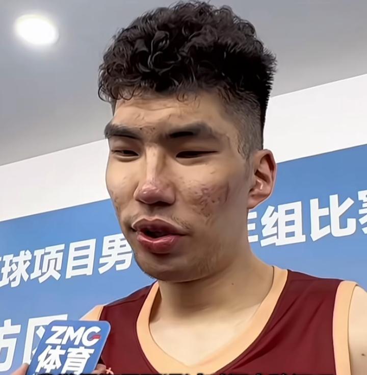 球技涨了，脾气也见涨。本来是给胡金秋打替补的，西班牙学了点东西的余嘉豪如今是双