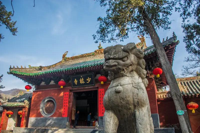 少林寺，那可是“天下第一名刹”。它在河南郑州登封市，始建于北魏太和十九年。唐代“