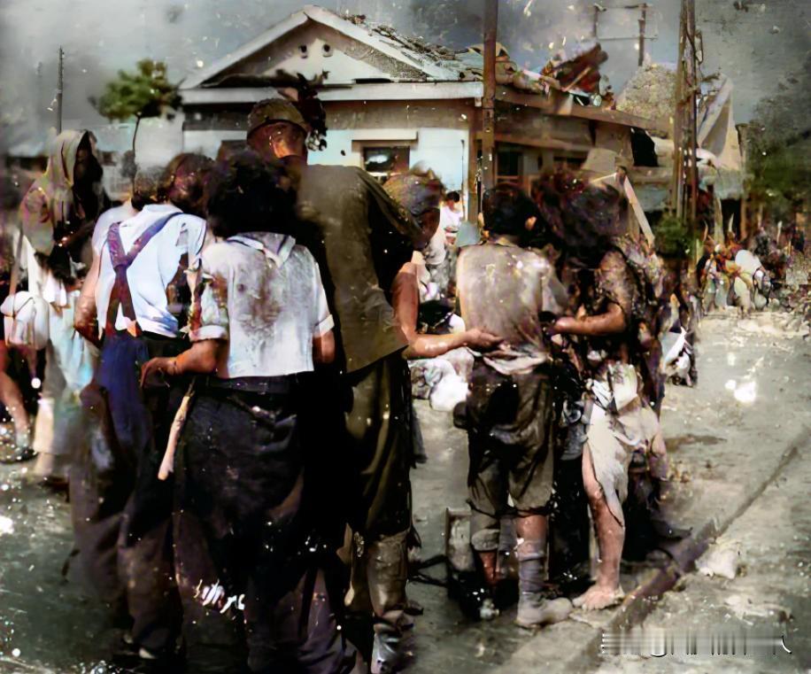 1945年8月6日，原子弹爆炸30分钟后，日本广岛街头站满了幸存者。一个日军正在