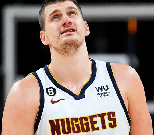 记者: 约基奇是这个时代的铁人, 看到他受伤太令人震惊了