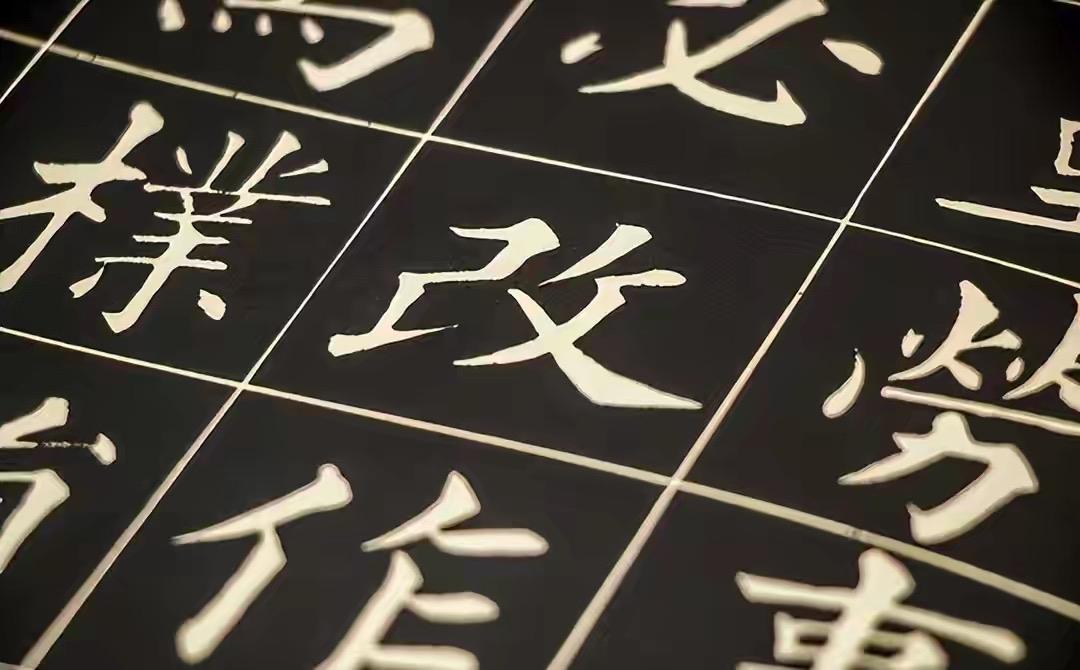 一个七十五岁的美国老头，花了五十年时间干了一件事：把九万六千多个古代汉字字形，一