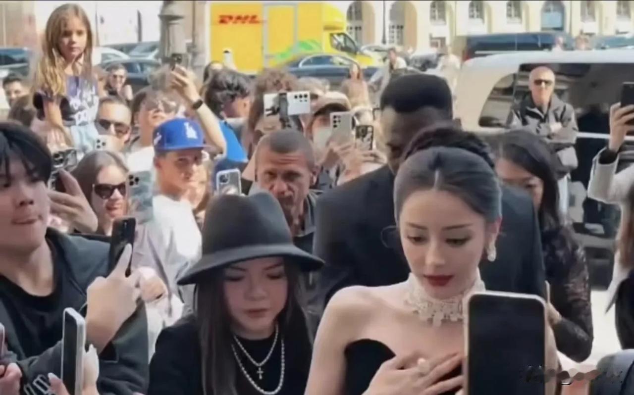 我观察了一下，正式场合没有非官方镜头的情况下迪丽热巴一般不捂胸，捂也是礼仪性质居