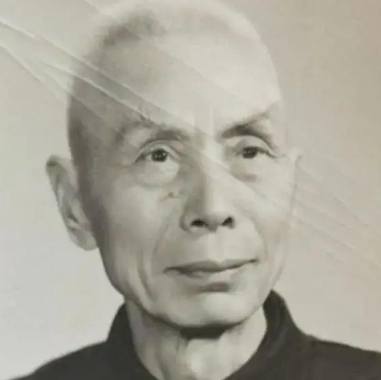 1948年，原国军第25军中将军长陈士章逃出碾庄后，回去见妻子，妻子却吓得花容