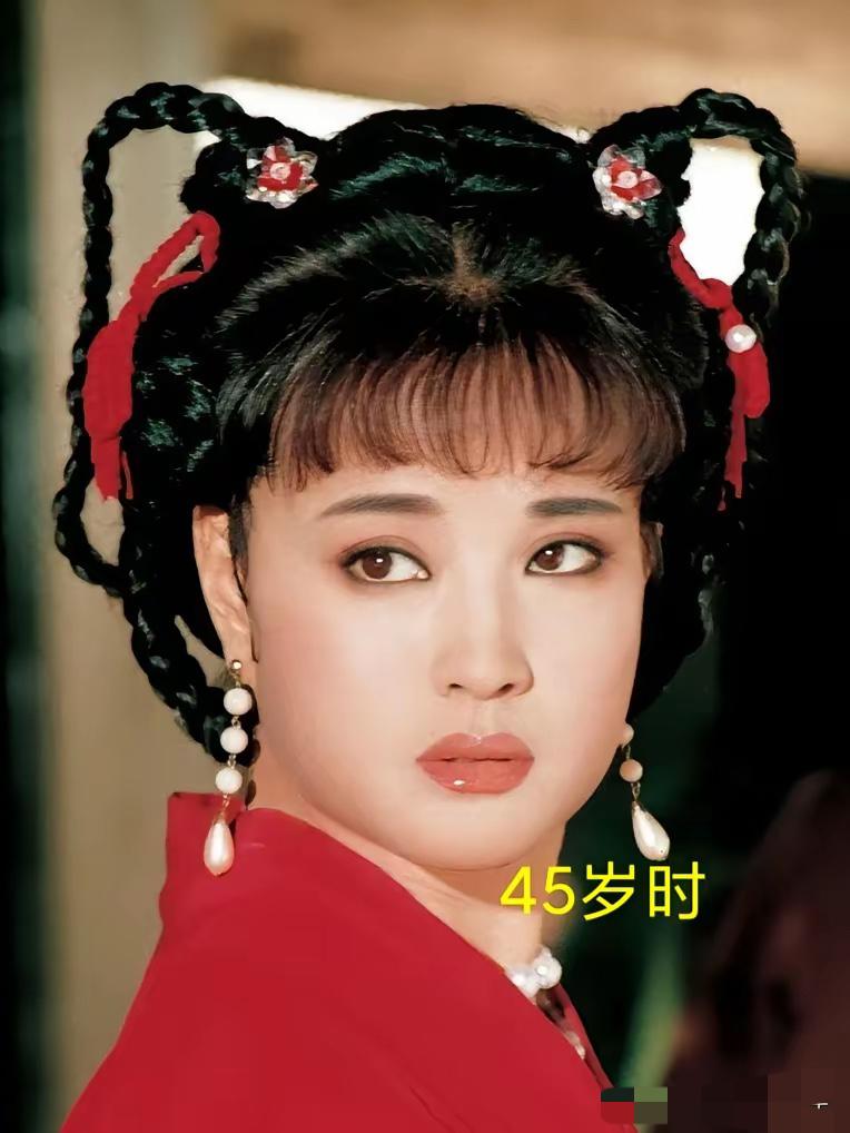 刘晓庆45岁&75岁，同一个武则天造型。除了年纪不一样，眼神里是一样的感觉吧。