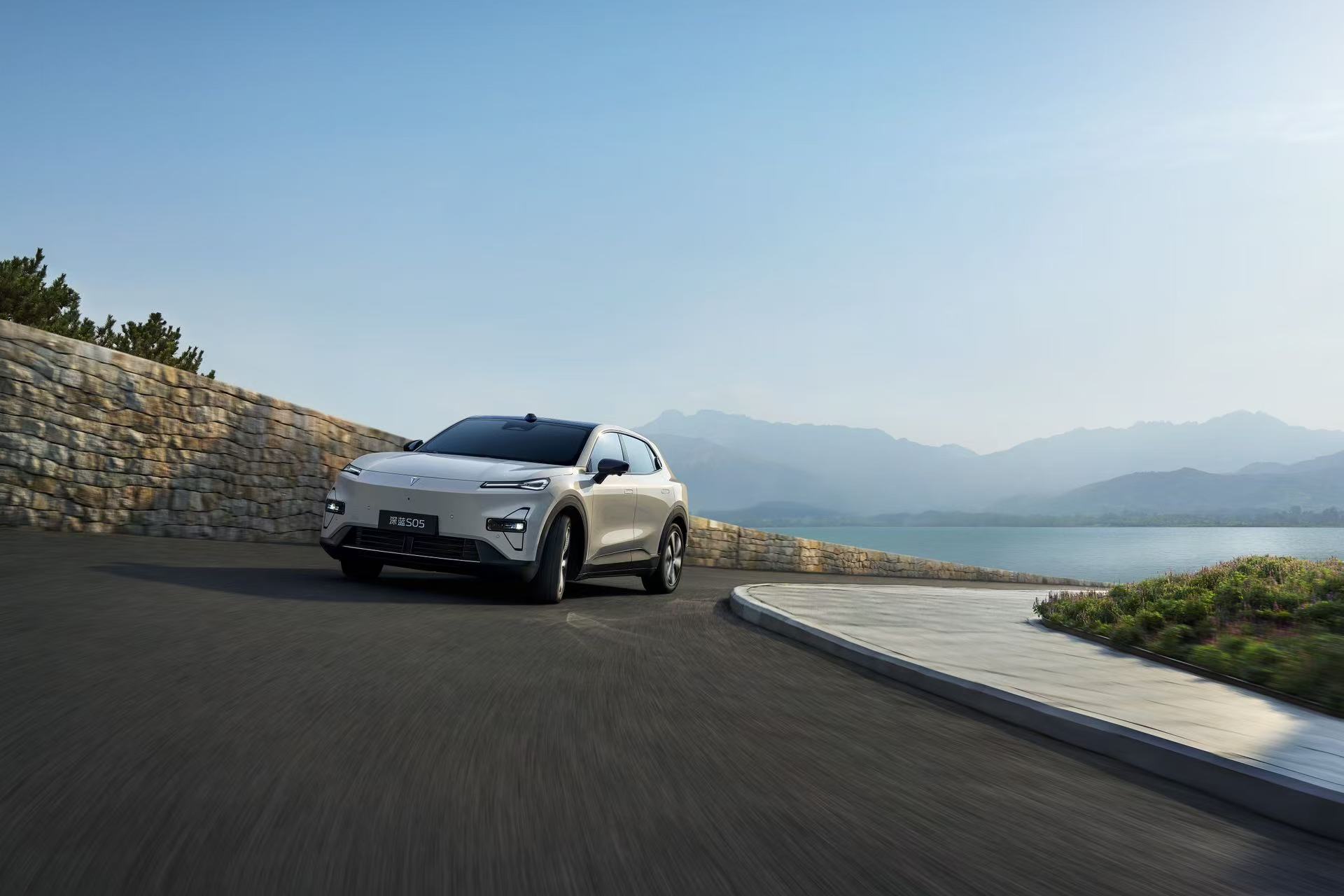 深蓝S05获3月新能源紧凑型SUV销量第一620km纯电续航+3C超充，实力摆