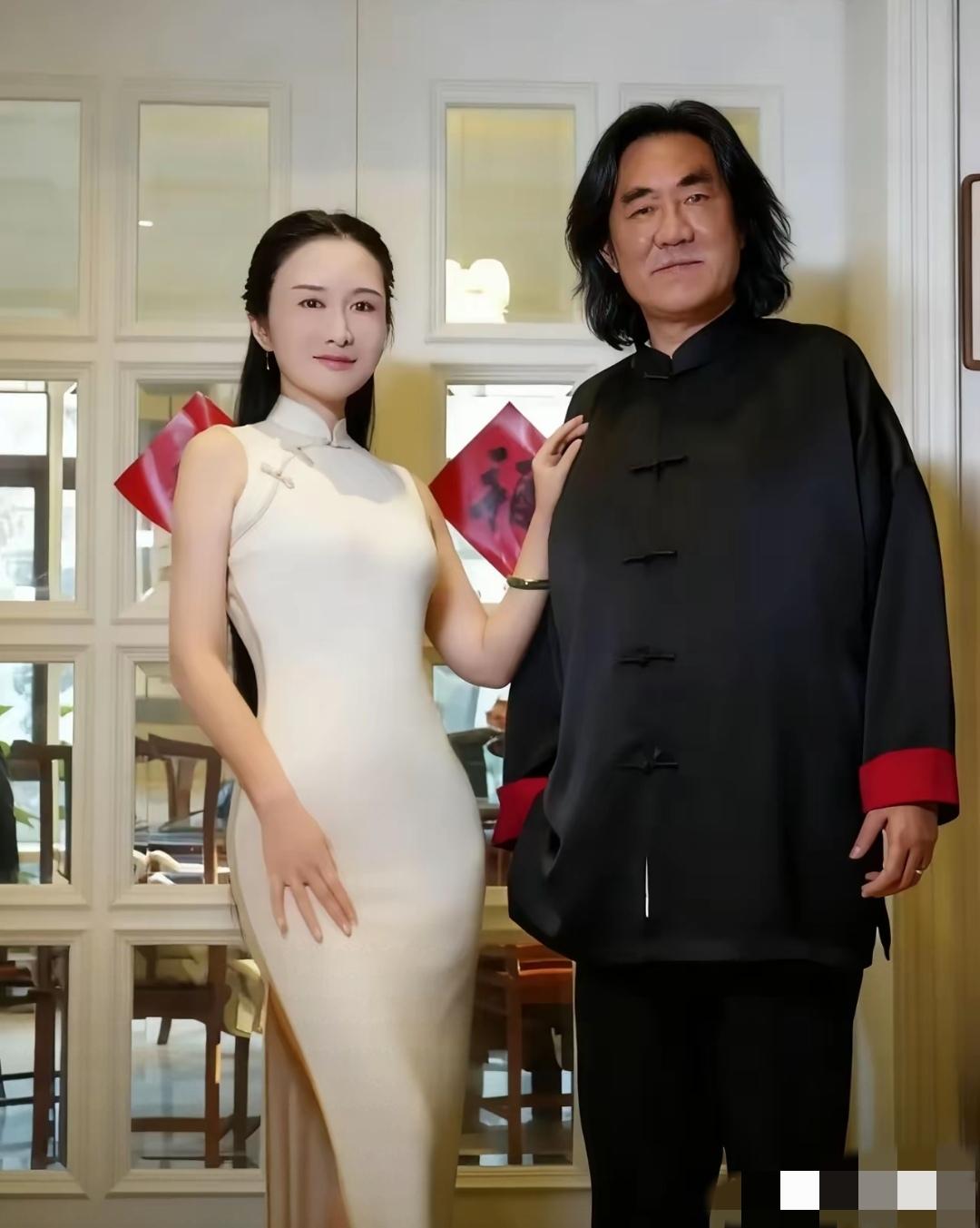 张纪中与杜星霖最新合照：张导剃了胡须，染了黑发，一身黑更显得挺拔瘦削，看上去比之