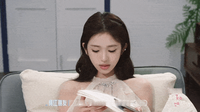 恋综史上第一对互给朋友打电话的CP恋爱还得和长嘴的人谈谁能不爱馨何CP！俩人主动