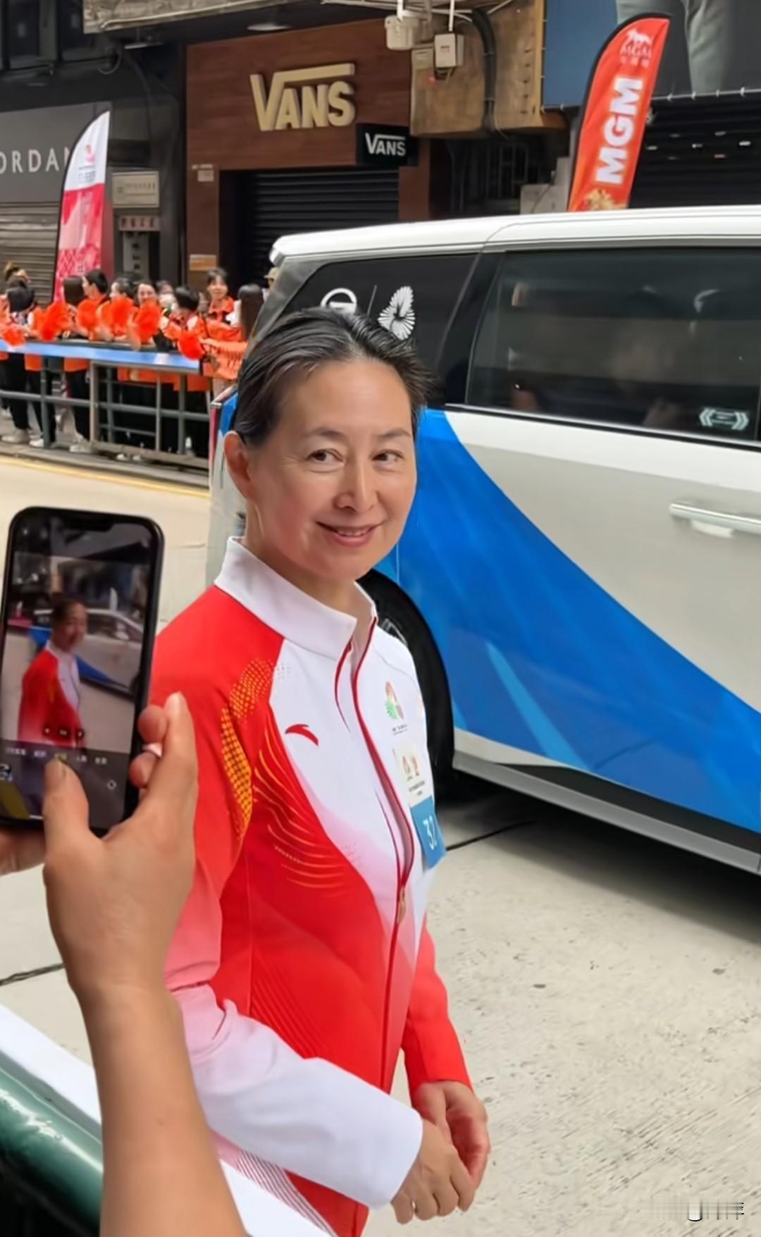 何超琼参加活动衣服上的号码32号，陈百强逝世距今已经32年了。可见她对这份感情始