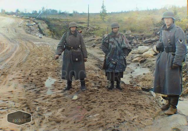 这张老照片拍摄于1942年左右，记录的是德军士兵在苏联境内的真实场景。1942