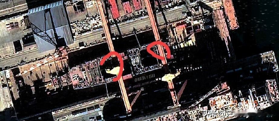 船首也开始建了...！看弧线曲度到墩尽头才会装球鼻艏，艉段倒快要接近坞门了，