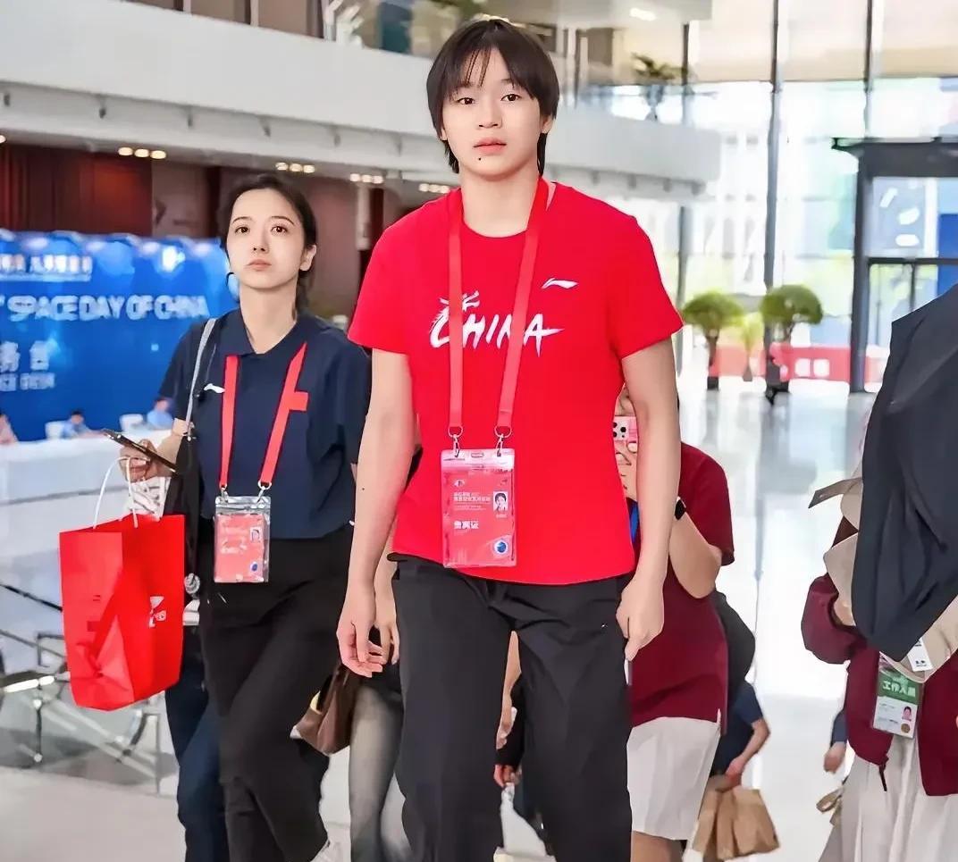 #我的宝藏兴趣#哎呀，全红婵这回可不得了！她去参加航天文化活动，结果场面直接炸
