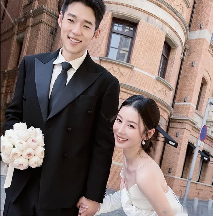 恭喜！中国男篮28岁后卫婚纱照曝光：妻子高挑美丽，真是郎才女貌中国男篮国手、浙