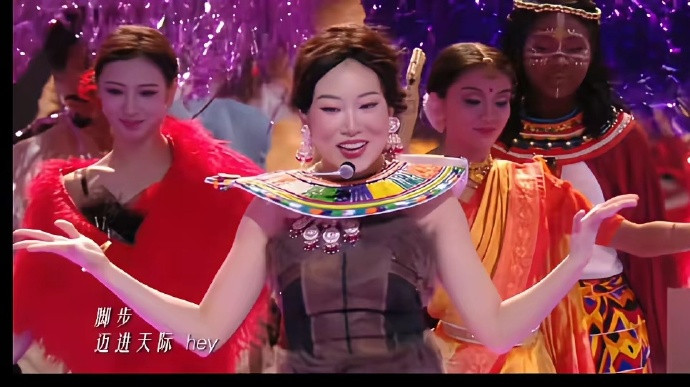 沈佳润真的每一套造型都很姨味啊，花几万做的造型还没后面模糊的伴舞好看​​​