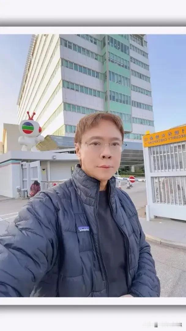 前无线高层陈志云突然现身TVB电视城，惹出了回巢传闻。大家的好奇心瞬间被勾起