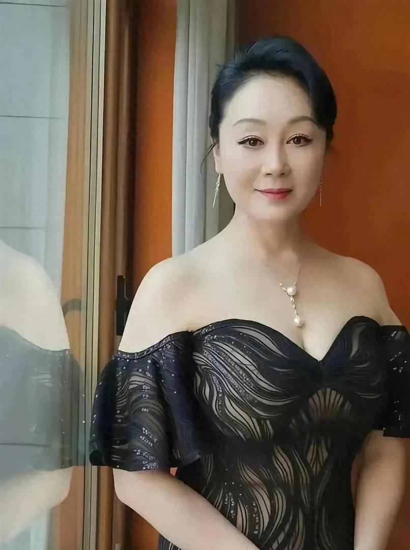 提起王姬，很多人还记得《北京人在纽约》里气场十足的阿春。如今60多岁再次露面
