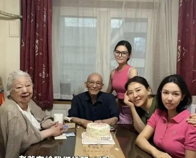 游本昌不是一个重男轻女的父亲，虽然有儿子游智超，可是对女儿游思涵很宠爱，儿子游智