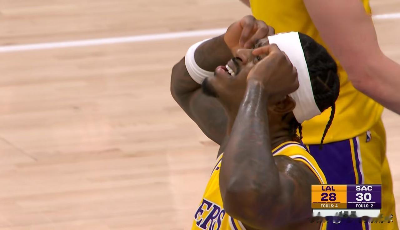 我强烈建议湖人主帅雷迪克弃用范德比尔特！在今天进行的湖人和国王的比赛中，目前双方