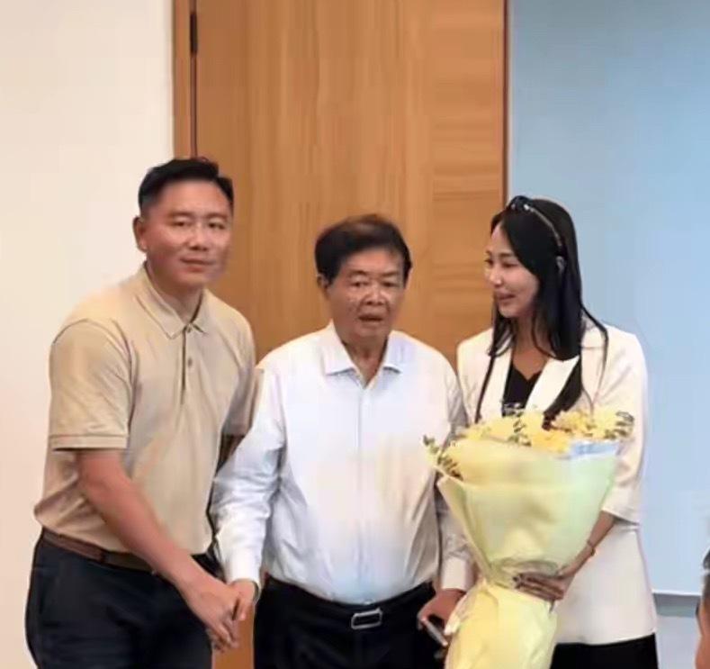 79岁的曹德旺瘦了不少，周围的工作人员护在身边，避免摔倒。这些具有时代特色的企
