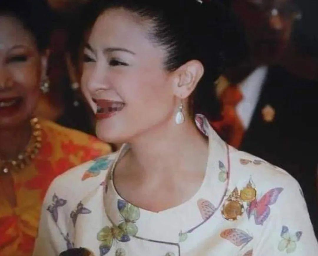 西拉米失宠，她父母获罪入狱。当年她姐姐悲伤得都快哭了，西拉米更是没了受宠时如花似