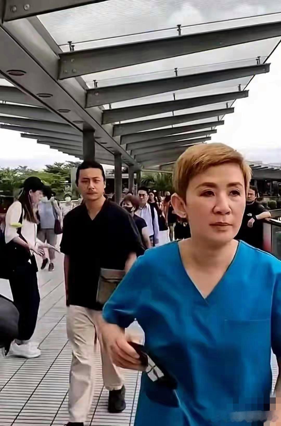 59岁吴君如一家三口出游，17岁女儿遗传了父母的好基因，很漂亮​​​