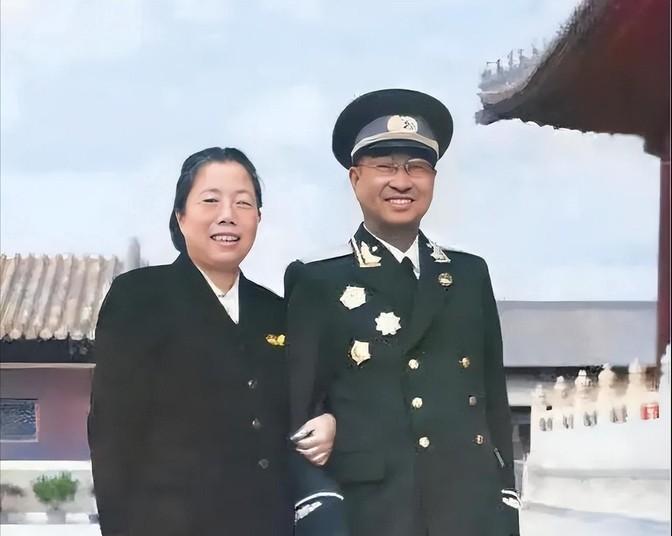 1955年9月27日，陈赓刚从紫光阁授衔仪式上走出来，没回家，也没去军队，只带着