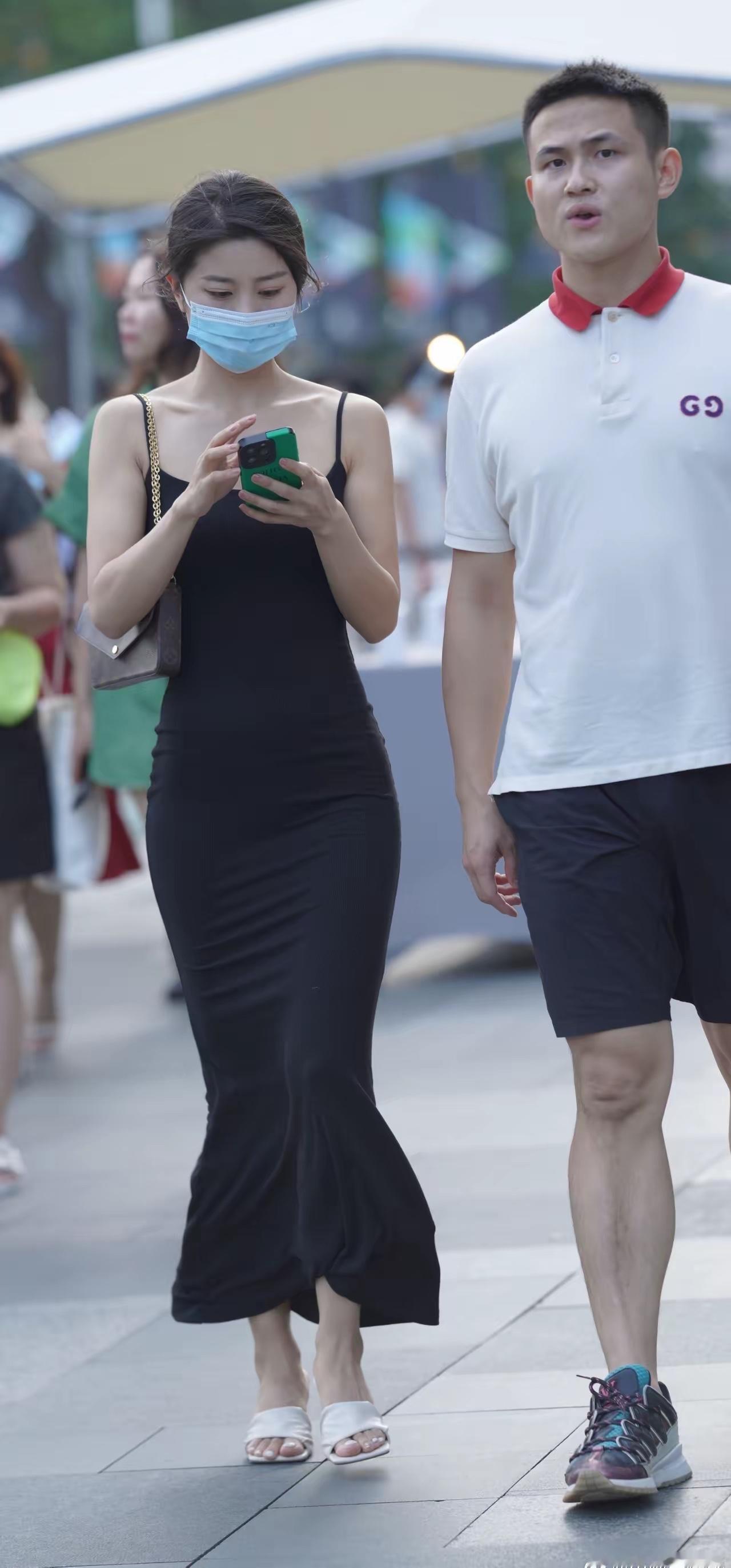 朋友儿子交女朋友了朋友跟踪儿子拍下来了几张照片然后就表现出非常不愿意的态度