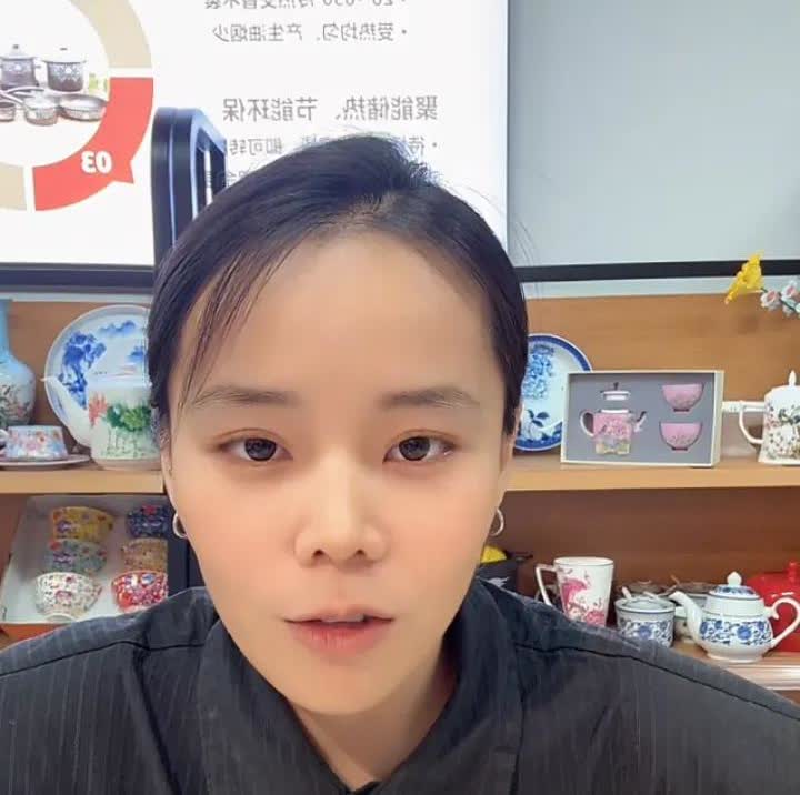 熊磊的衣品有奇特，有人说是时尚，比田静看起来会打扮！熊磊今天穿了一件带领