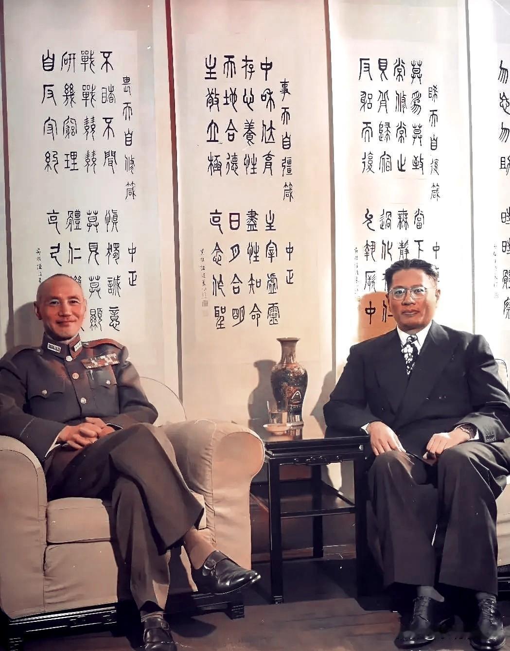 一九四六年，南京，蒋中正与他的大舅哥宋子文的合影。这不是演戏，也而非影视剧里的演
