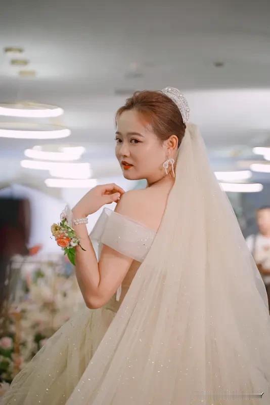 有一对情侣刚从电影院溜达出来，女朋友跟男友说道：“嘿，今天电影也看了，饭也吃了，