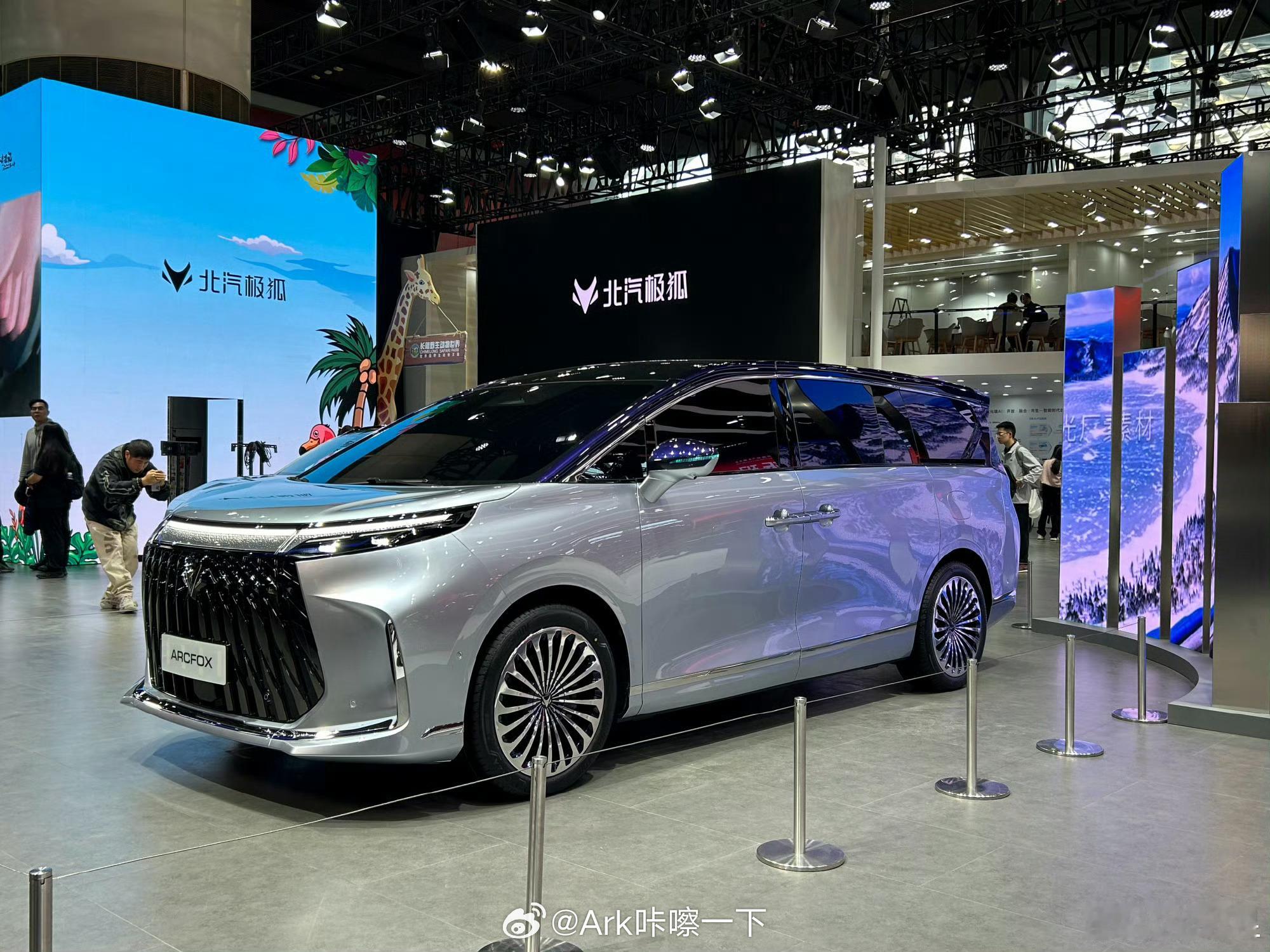 极狐全新的MPV来了，要不说都出自北汽麦格纳呢，连轮毂造型都和享界的一样