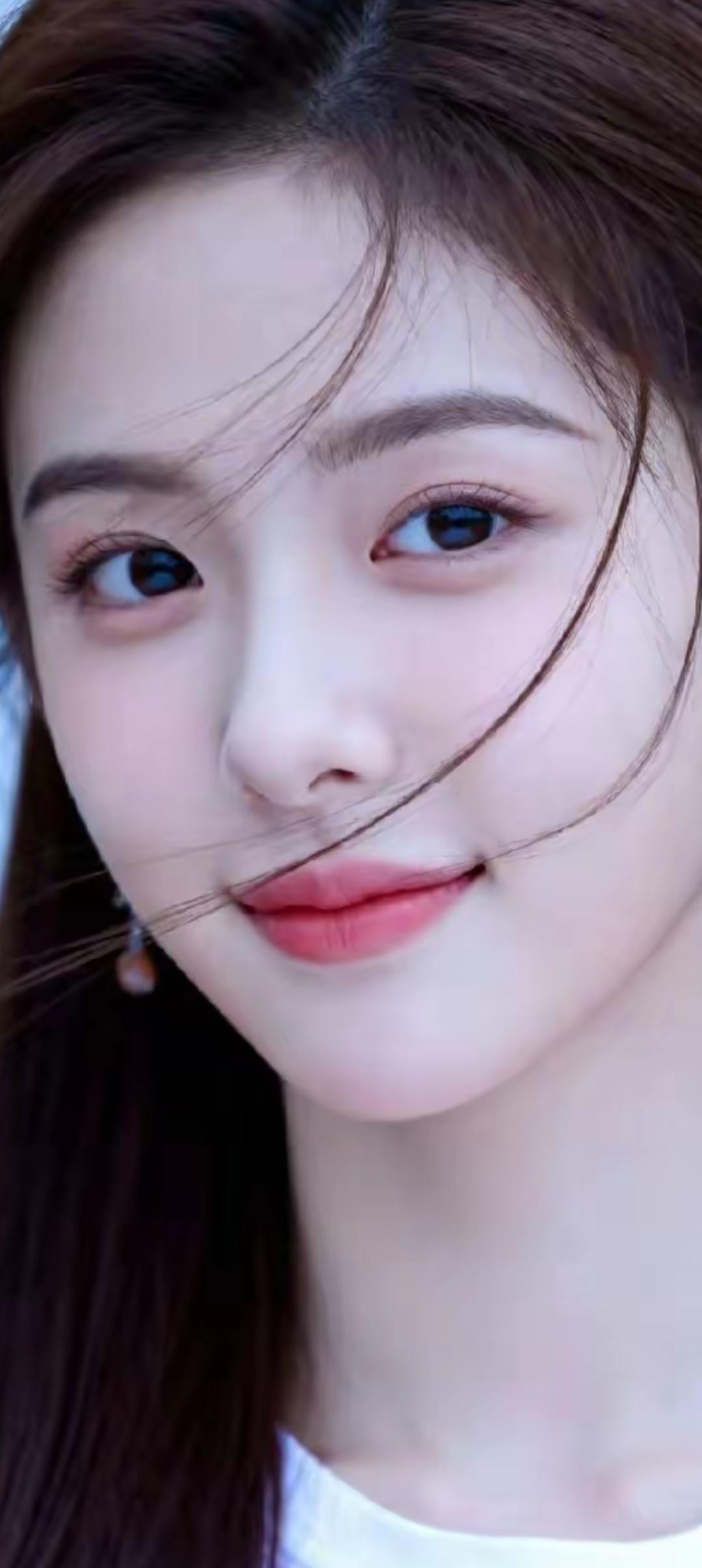 温柔甜美的少女，散发着自然的光彩