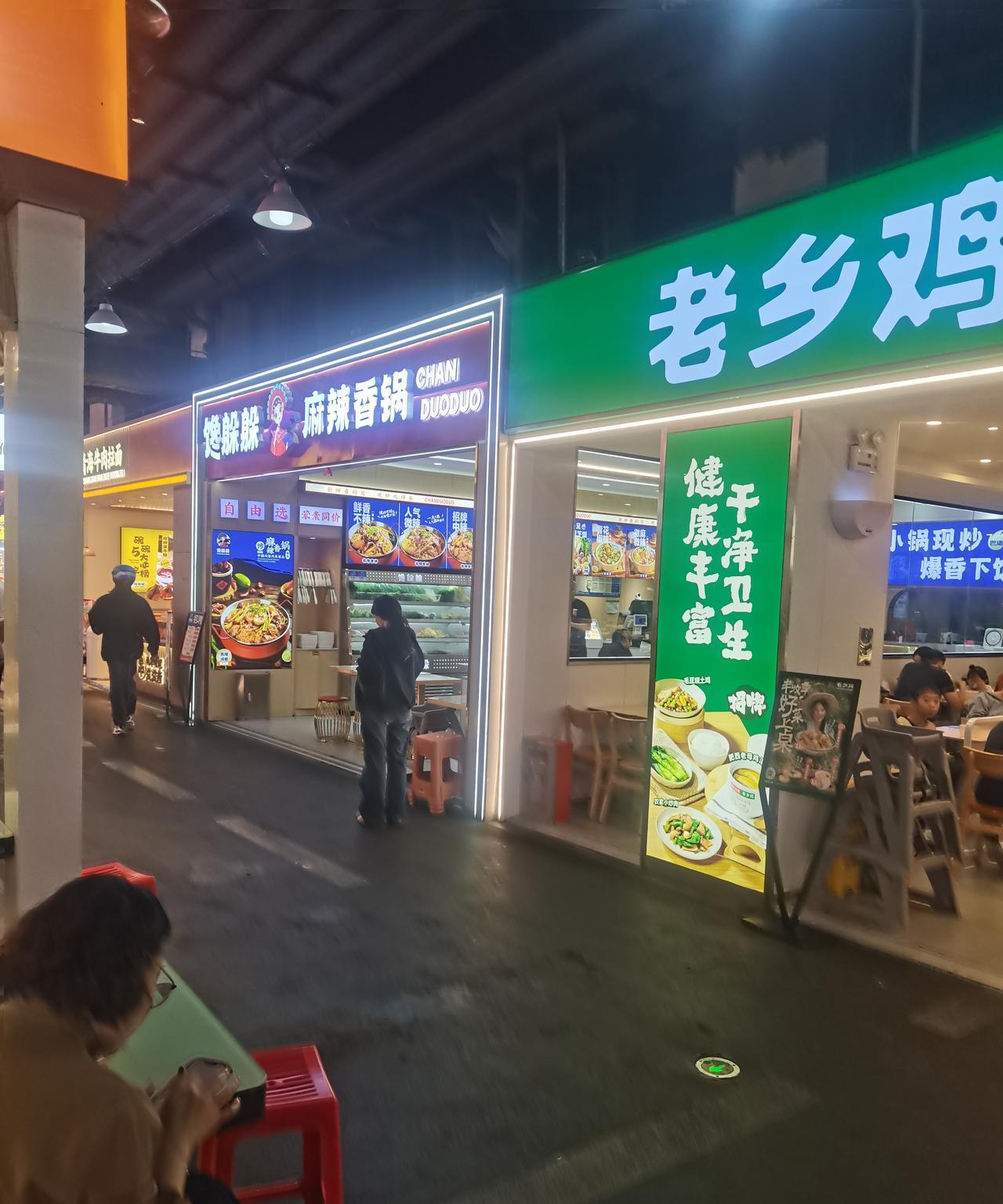 连续四个月房贷利率不下调，一下调就跟挤牙膏似的。一边说刺激消费，一边又舍不得那仨
