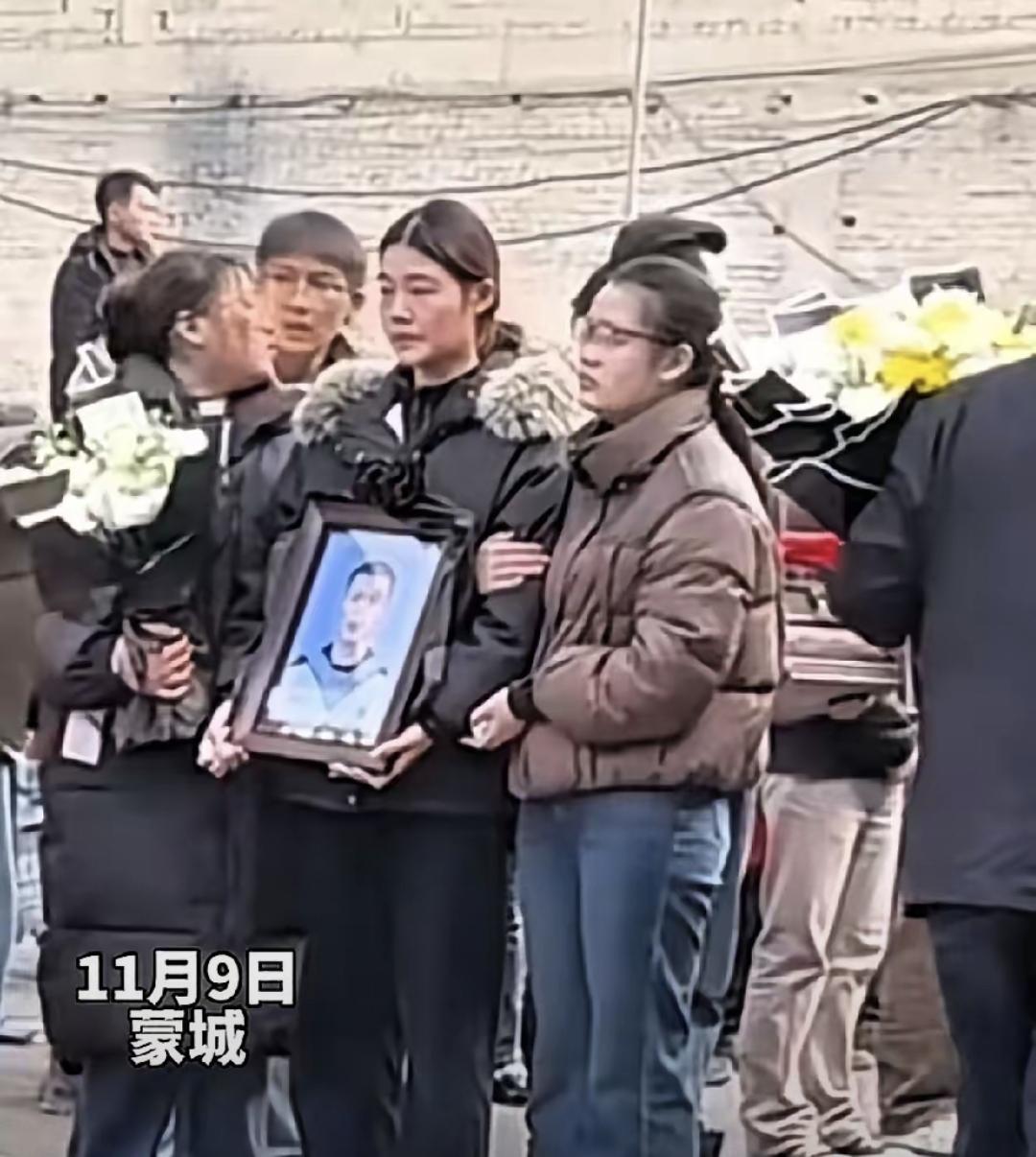 谢丛欣今年25岁，老家在蒙城，去年参军去了海军陆战队。最近他执行任务牺牲了，送回