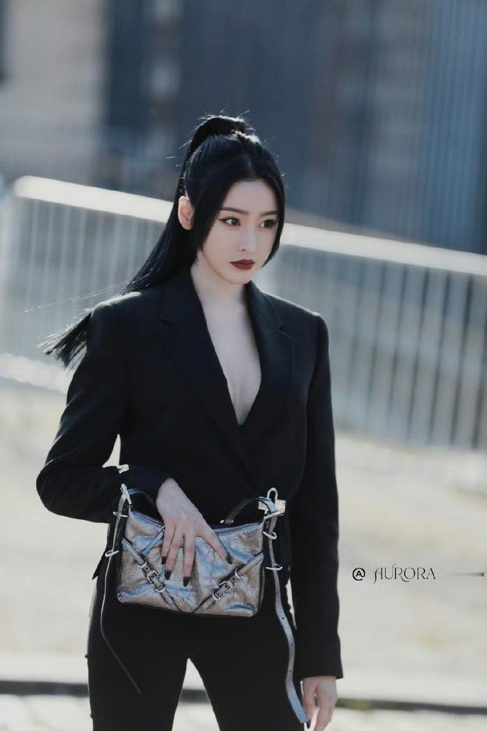 张天爱中空西装大片，化身黑衣“女特工”​​​