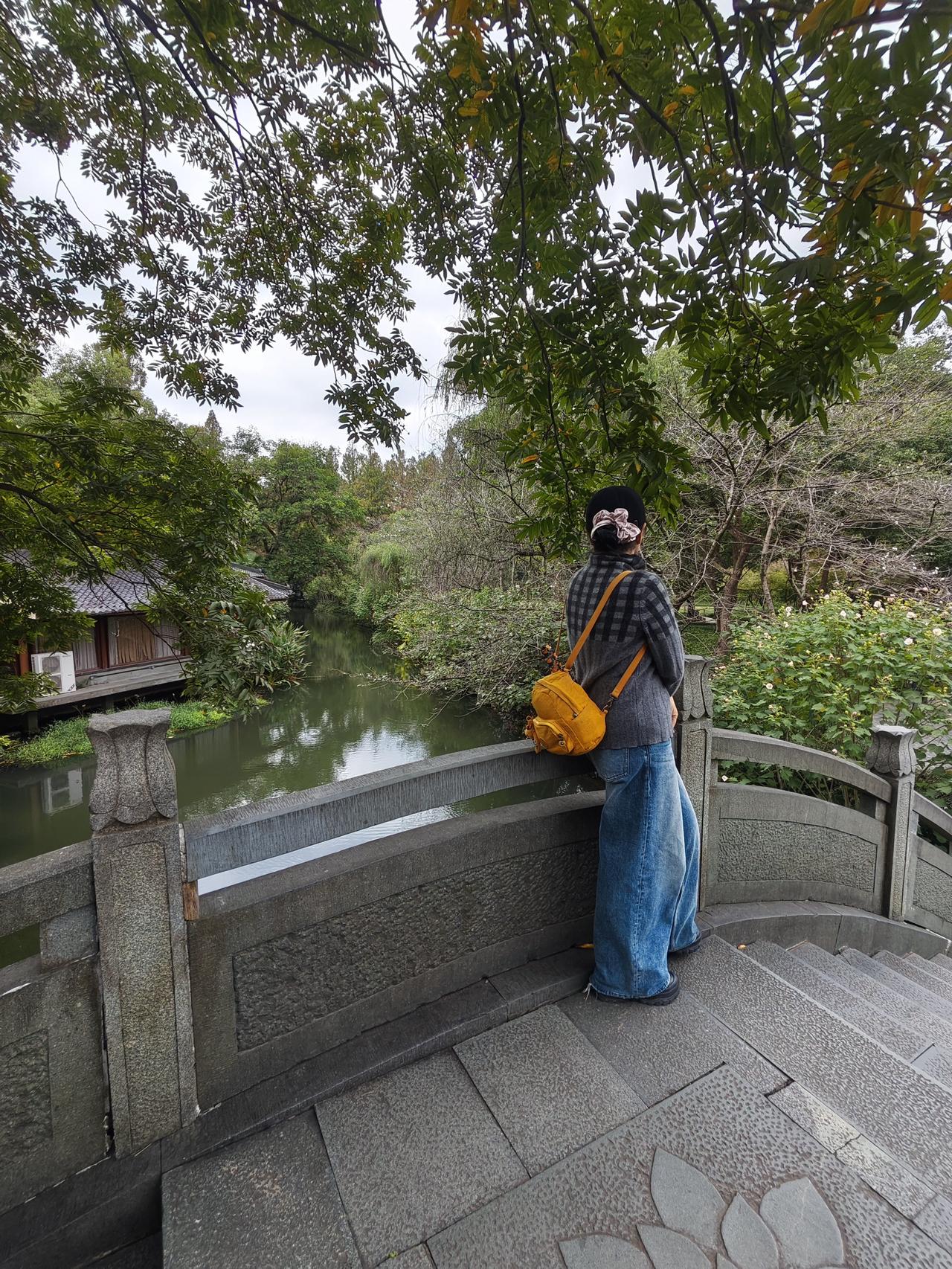 曲院风荷是杭州西湖十大景观之一。每当到了夏季荷花盛开的季节，就可以欣赏到“接天莲
