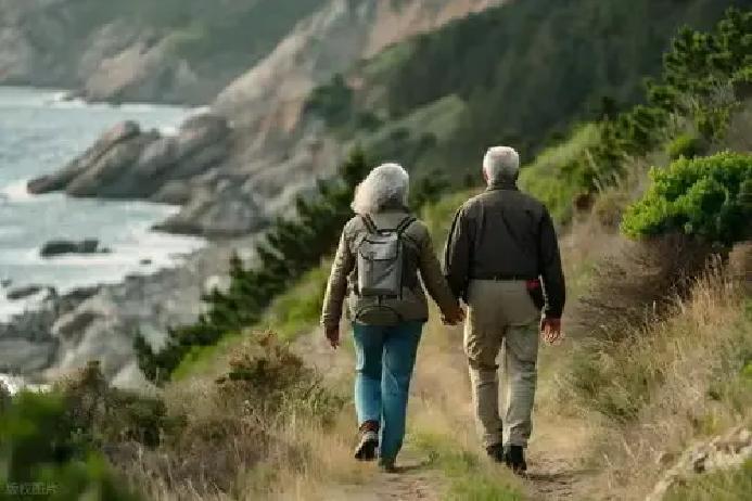 别再在跑步机上浪费生命了。哈佛医学院追踪发现：乐观者比同龄人多活5-7年。