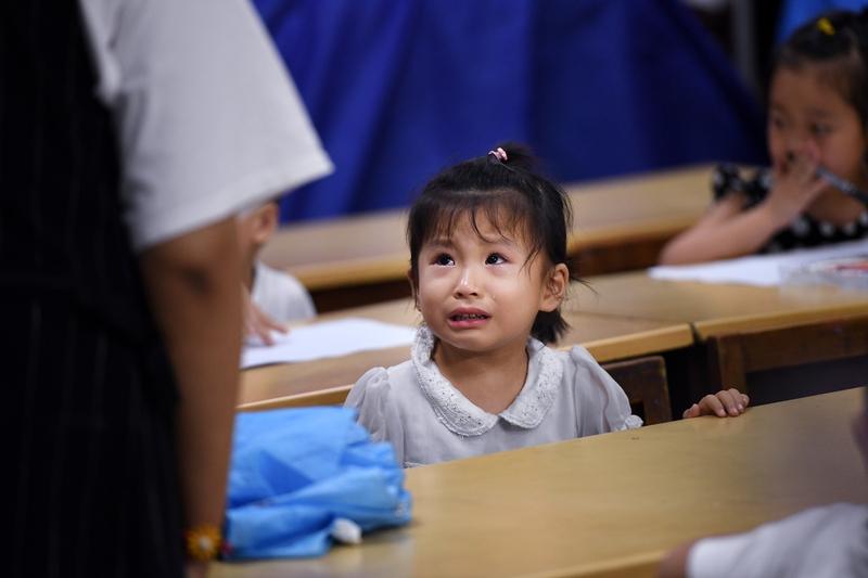 建议减少中小学学科数量！孩子书包重到压弯腰，家长看完都沉默了家人们，你家孩