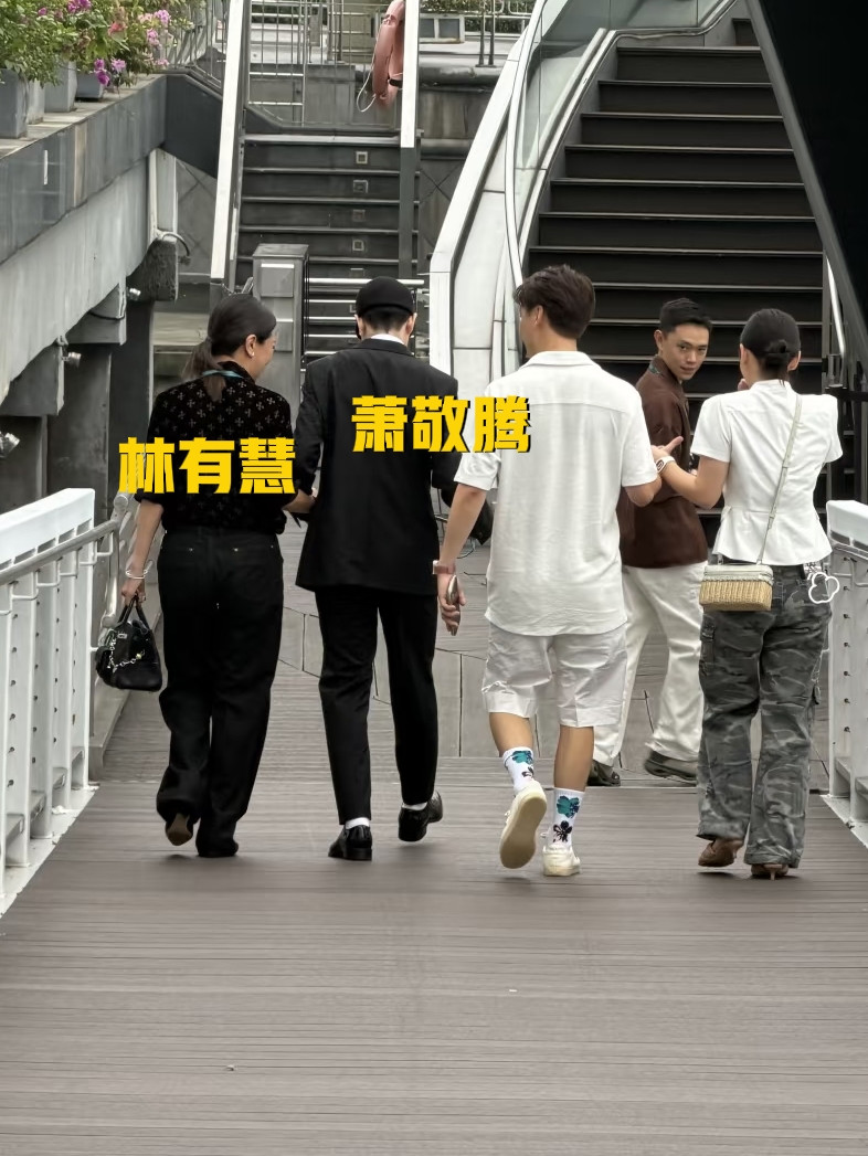 有网友在新加坡偶遇萧敬腾和他太太林有慧，她们去看了F1比赛！不得不说，“雨神”的威力真的名不虚传，今