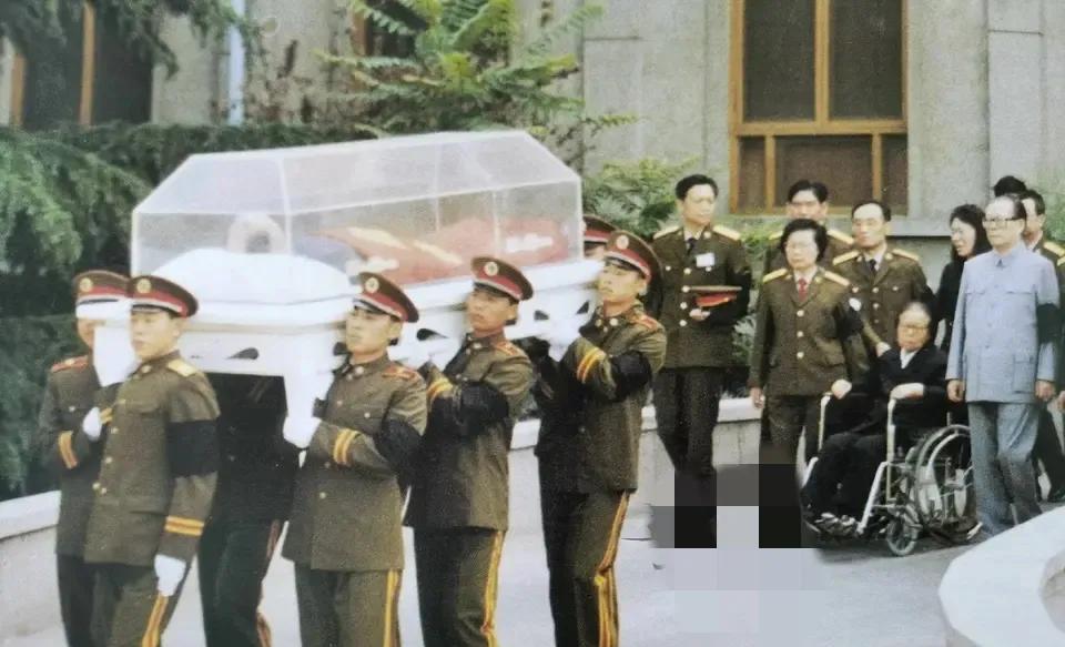 1992年5月，聂荣臻元帅的遗体，被火化前，留下的一张罕见老照片，镜头中的他躺在