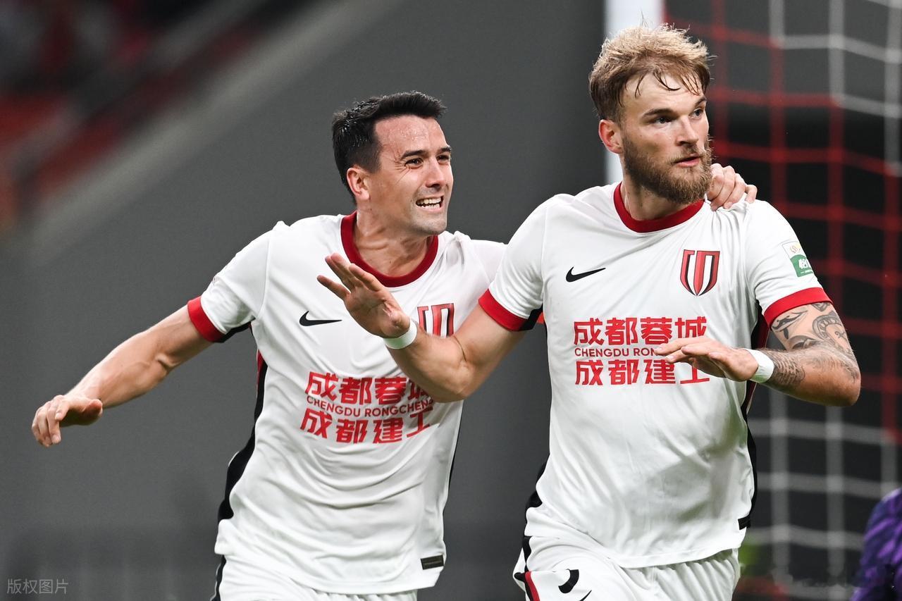 虽说四川九牛搬到深圳去已有两个赛季，早已改名叫深圳新鹏城，看似没有了德比，其实德