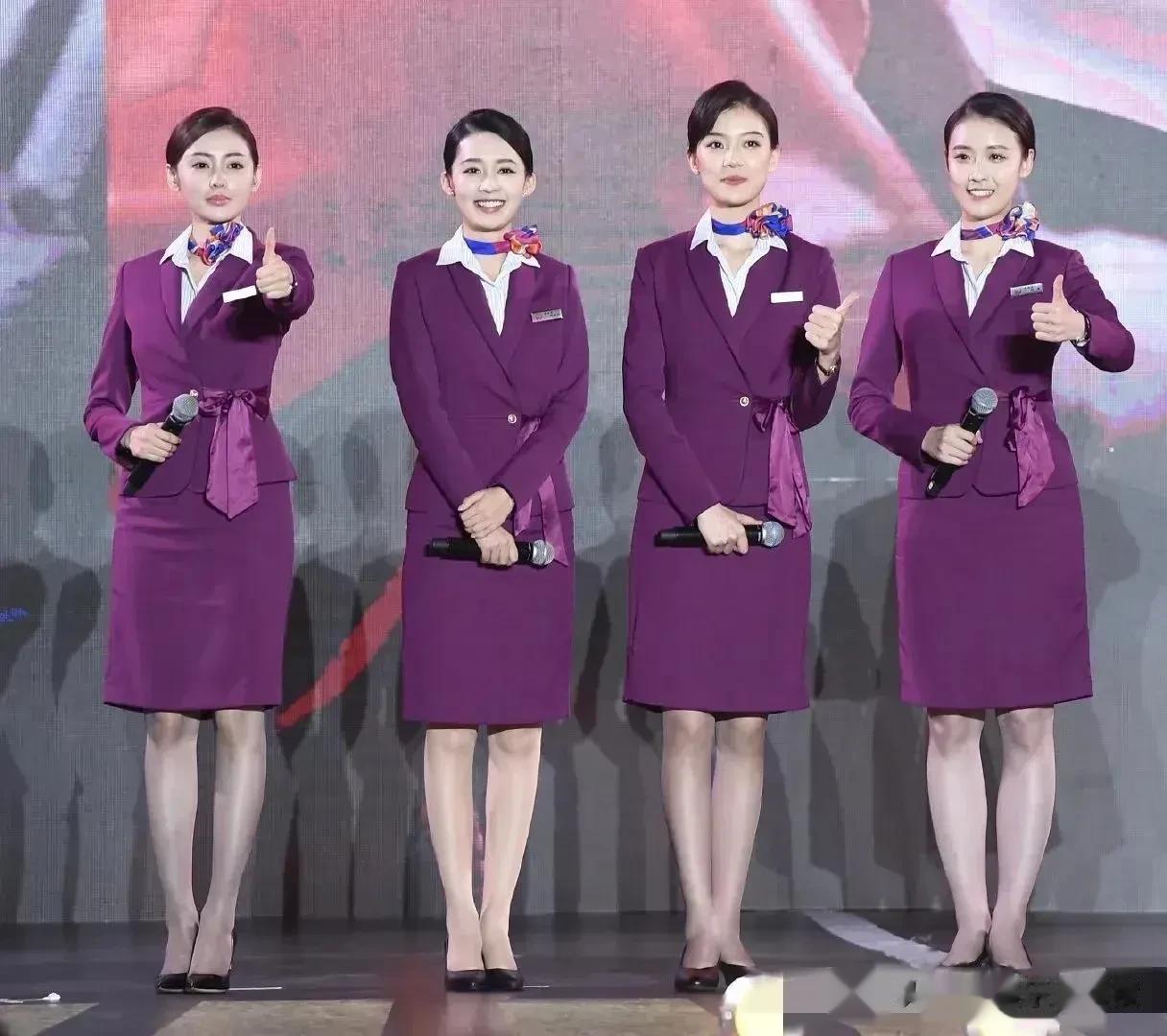 从这张照片上看，4个人当中李沁最漂亮，站姿优雅，笑容甜美，非常养眼。左边这个