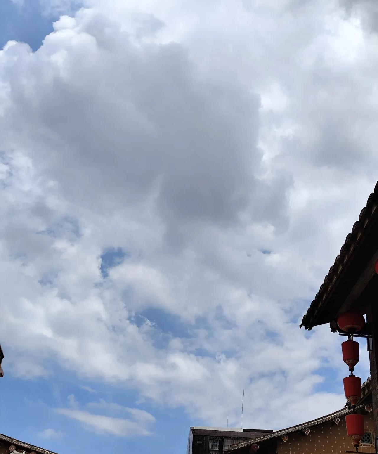世豪二姐婆婆让二姐趁暑假去娘家帮忙快要生孩子的麦小登，住一个月二十天再回来，家里