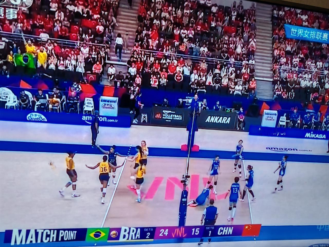1：3中国女排输给了巴西女排，第一局虽然24：26输球，但是打的有来有往，第一局