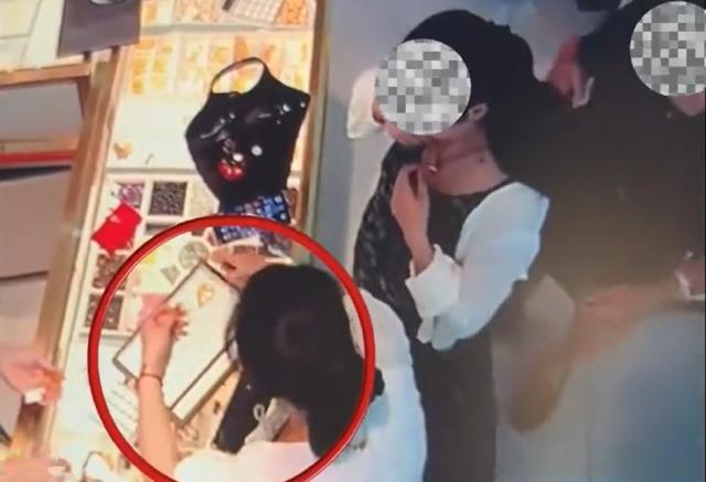 “她试戴、弄坏；她逃跑、她追”。武汉一家金店里，上演了一场强力拉拽的戏码。原来，