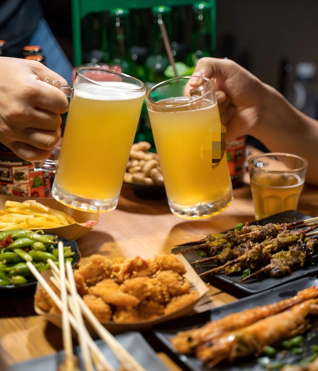 湖南长沙，男子与朋友相约去吃宵夜，期间喝了不少酒，之后又去了KTV唱歌喝酒。当晚