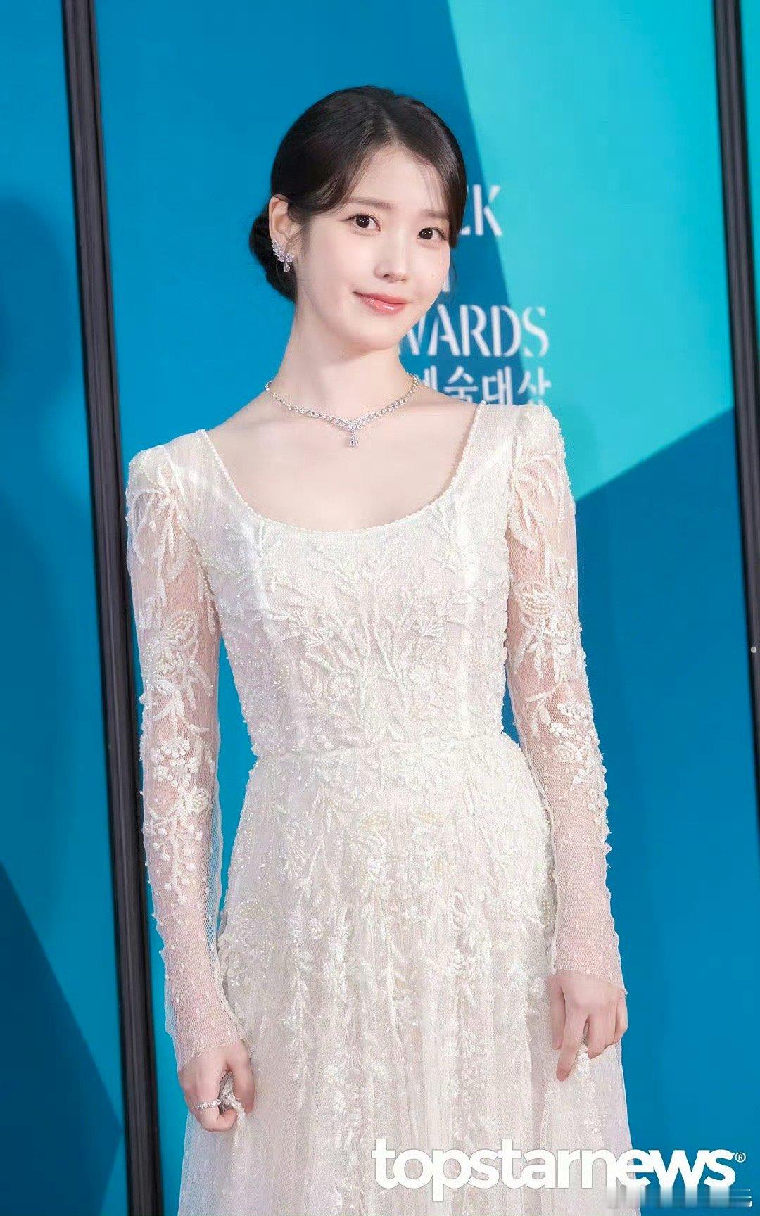 IU陪跑三次了这一次百想苦尽柑来盆满钵满，可惜就是没拿到最佳女主……​​​