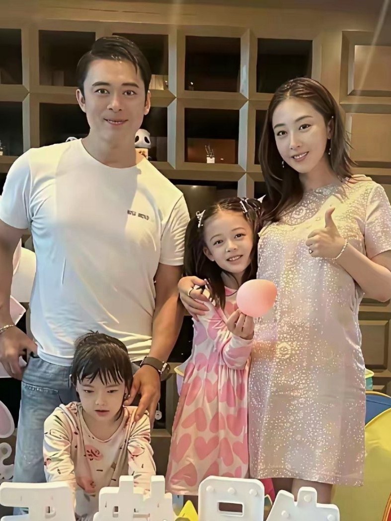 萌娃的颜值都遗传了妈妈的，难怪樊少皇要找这么漂亮的老婆，来改良基因。
