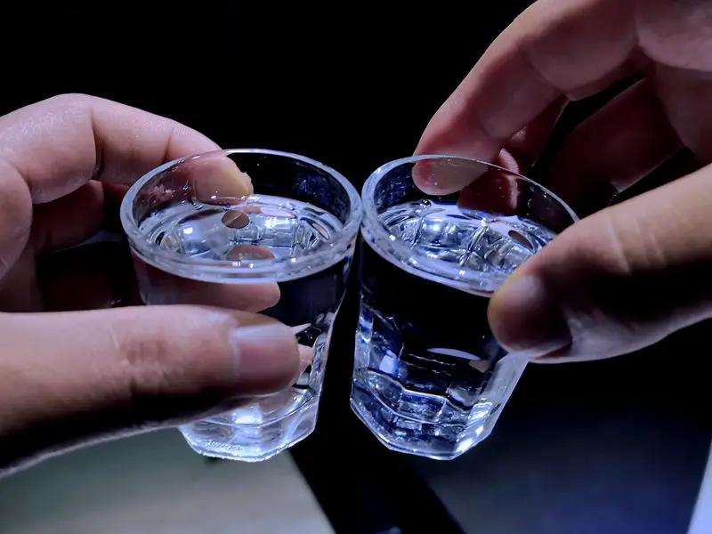 诚邀下联看到“浊酒一杯交挚友”这个上联，瞬间来了兴致。这上联描绘出用一杯浊酒就