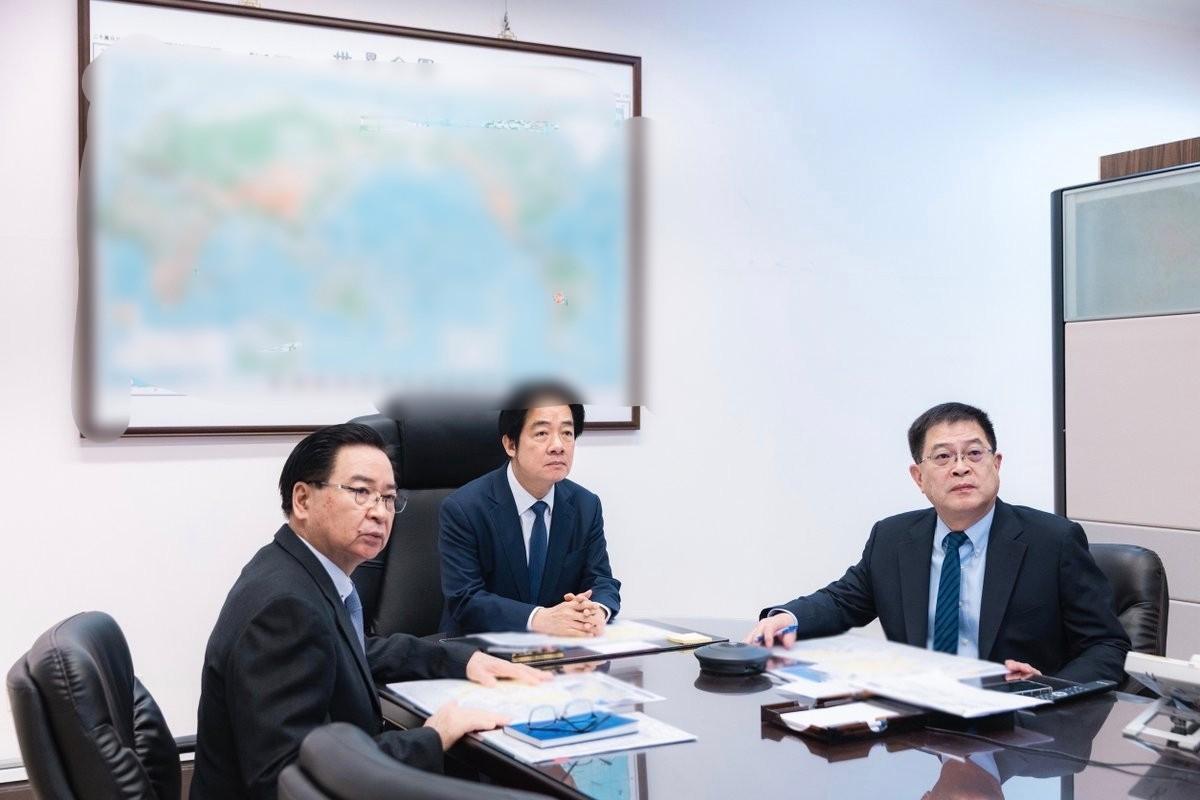 解放军军演第二天，赖清德一脸凝重听汇报，台媒：远火是最大威胁30日，解放军东